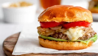 ECE recept: Goveji burger z gorgonzolo in čebulno marmelado