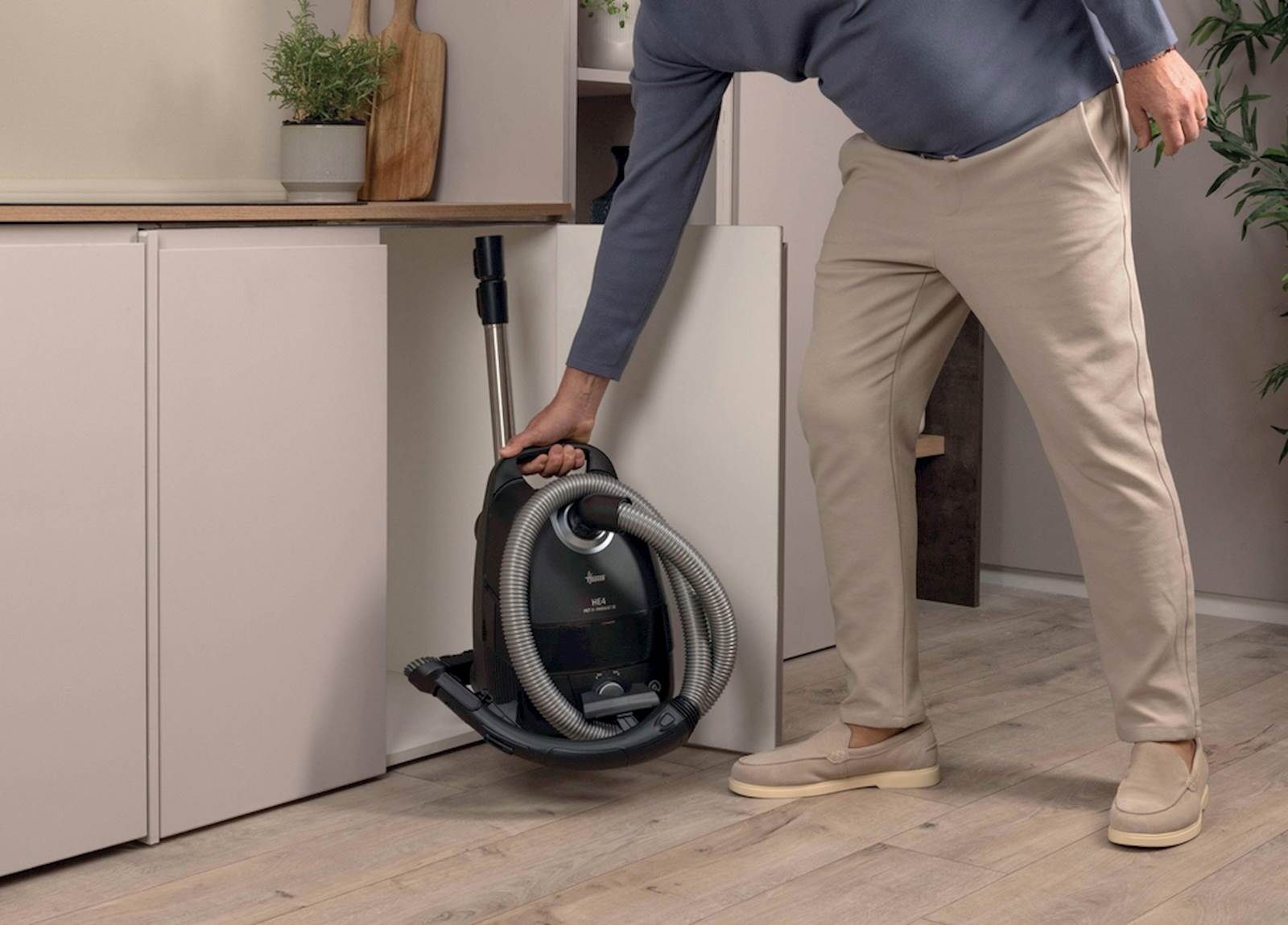 Sesalnik z vrečko Hoover HE410H 011 7